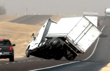 ტეხასში ძლიერმა ქარმა მოძრავი სატვირთო ამოაყირავა | ვიდეო