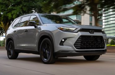 ახალი Toyota Highlander-ი სრულად ელექტროა, რასაც მის სახელურებზე ვერ ვიტყვით