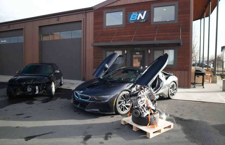 BMW i8 დამსახურებულ სიმძლავრეს მიიღებს | „იუთუბერი“ მოდელში 6-ცილინდრიანი ძრავის განთავსებას გეგმავს