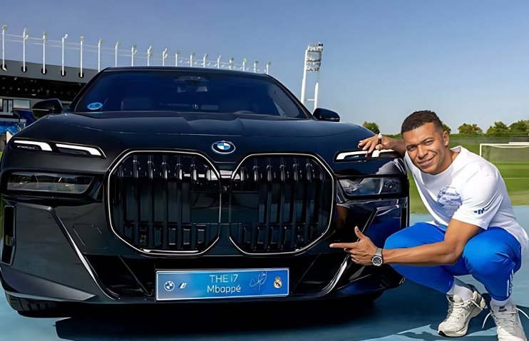 მართვის მოწმობის აღების შემდეგ, მბაპემ BMW i7 გამოცადა