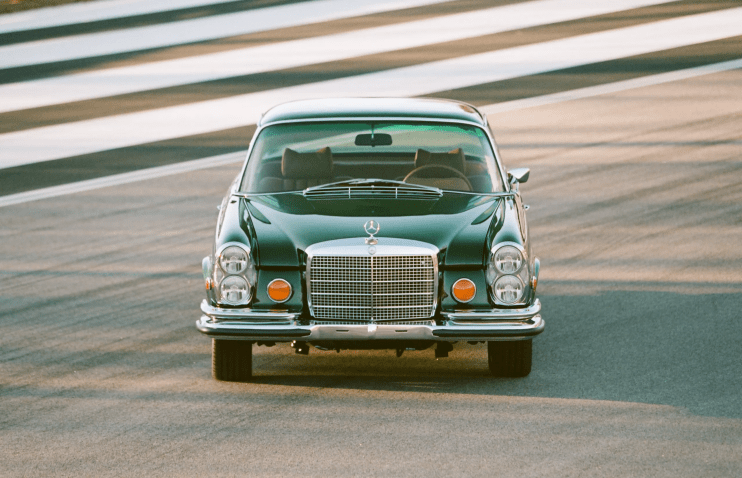 ტუნერებმა 1969 წლის Mercedes 280SE აღადგინეს და 5.4-ლიტრიანი ძრავით აღჭურვეს...