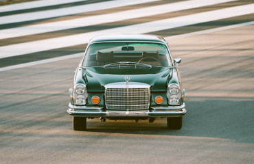 ტუნერებმა 1969 წლის Mercedes 280SE აღადგინეს და 5.4-ლიტრიანი ძრავით აღჭურვეს...