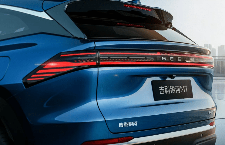 Geely-ს ახალი დამუხტვადი ჰიბრიდი კომბინირებულად 1730 კილომეტრს გაივლის