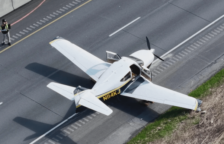 ის, რაც მხოლოდ ფილმებში გვინახავს: პილოტმა თვითმფრინავი მანქანებს შორის უვნებლად დასვა