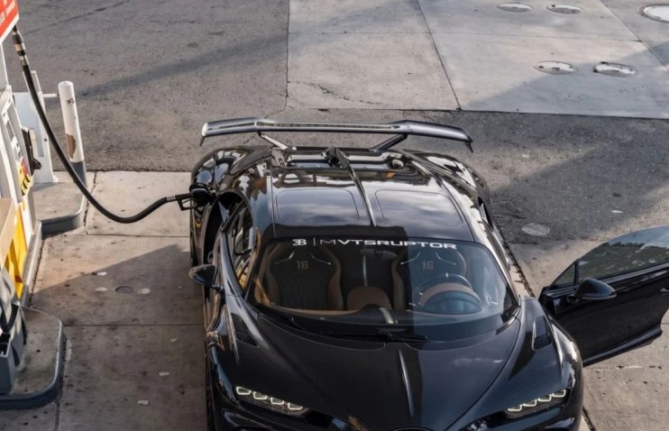 Bugatti-მ ბენზინგასამართი სადგური საწვავის შლანგთან ერთად დატოვა