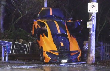 ტორონტოში იშვიათი McLaren 600LT განათების ბოძს ჩაეხუტა