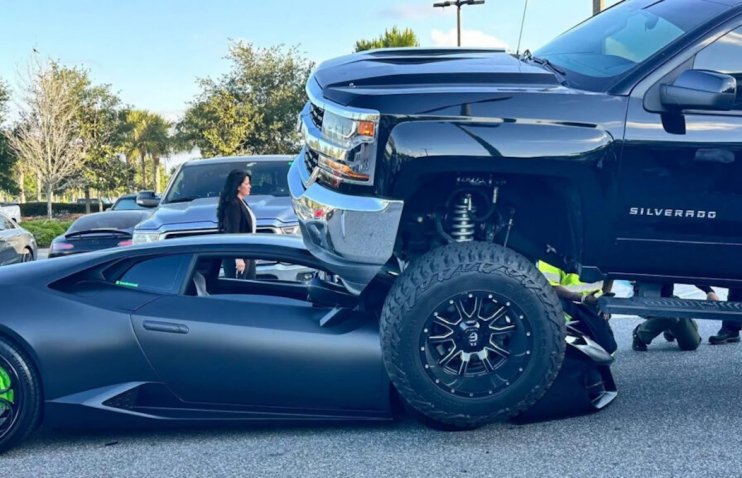 3-ტონიანი Silverado-ს უყურადღებო მძღოლმა მოძრავ Lambo-ს გადაუარა