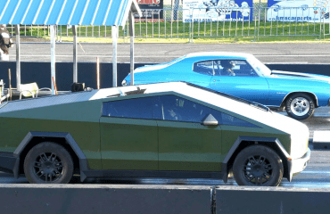 უცნაური შერკინება — 1970 Chevy Chevelle Malibu vs Tesla Cybertruck | ვიდეო