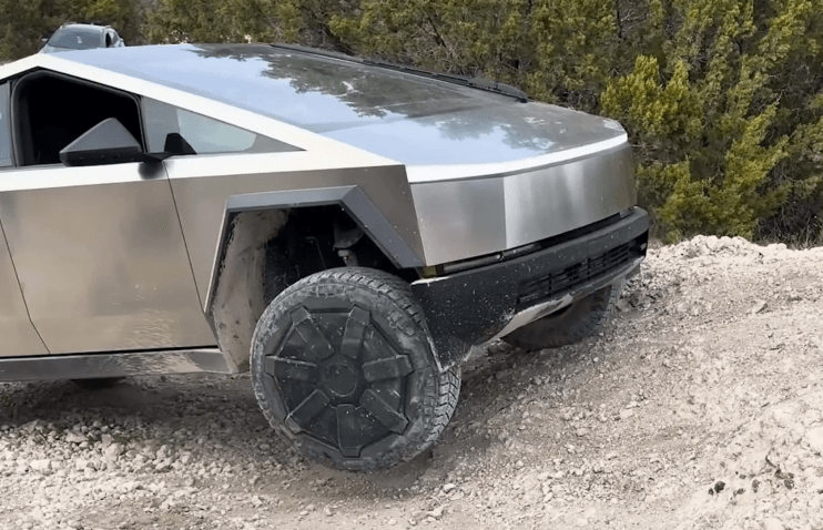 Tesla ყველა „იაფიან“ Cybertruck-ს (RWD) უკან გაიწვევს | ელექტროპიკაპებს მართვისას შესაძლოა ბორბლები მოძვრეთ
