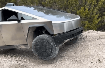 Tesla ყველა „იაფიან“ Cybertruck-ს (RWD) უკან გაიწვევს | ელექტროპიკაპებს მართვისას შესაძლოა ბორბლები მოძვრეთ
