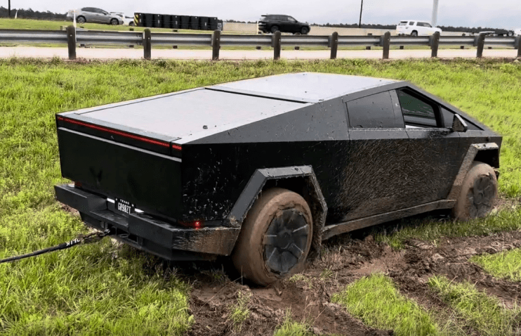Tesla Cybertruck-მა Land Rover-ის გადარჩენა სცადა, თუმცა საბოლოოდ იქით გახდა „დასახმარებელი“