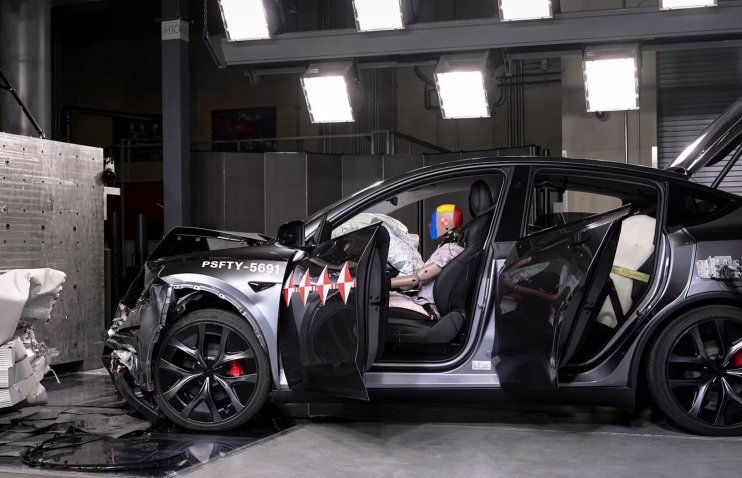 Tesla ამტკიცებს, რომ უსაფრთხოების AI ტექნოლოგიით მრავალ მძღოლს გადაარჩენს