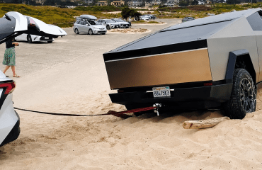 ვიდეო: ქვიშაში ჩაფლული Tesla Cybertruck-ი საოჯახო მინივენმა გადაარჩინა