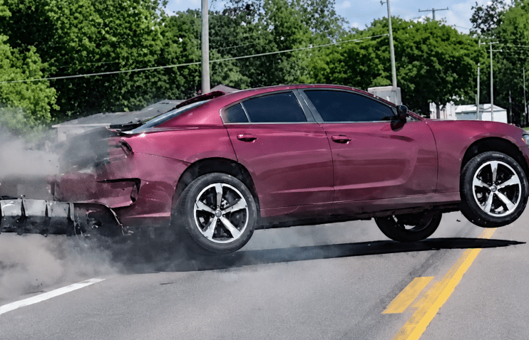 Dodge Charger-ის მძღოლი 3 წლის შვილთან ერთად პოლიციას გაექცა და ავარიაში მოყვა | ვიდეო
