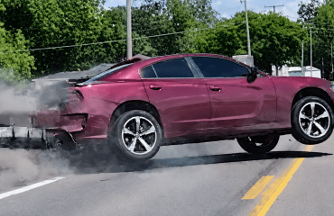 Dodge Charger-ის მძღოლი 3 წლის შვილთან ერთად პოლიციას გაექცა და ავარიაში მოყვა | ვიდეო