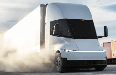 აშშ-ში Tesla Semi გაჩერებულ მანქანას დაეჯახა და ორი ადამიანი იმსხვერპლა