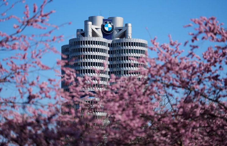 რატომ გამოიყურება BMW-ის სათავო ოფისი ასე უცნაურად? | მსოფლიოში ყველაზე დიდი ოთხცილინდრიანის ისტორია