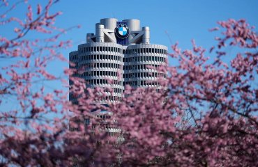 რატომ გამოიყურება BMW-ის სათავო ოფისი ასე უცნაურად? | მსოფლიოში ყველაზე დიდი ოთხცილინდრიანის ისტორია