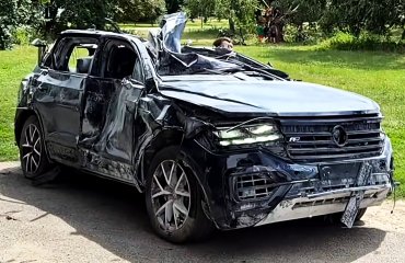 უკრაინაში დაზიანებულმა VW Touareg-მა ბალისტიკური რაკეტის აფეთქებასაც გაუძლო