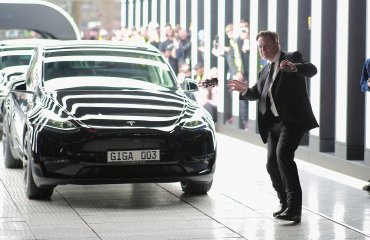 Tesla-ს რიგით თანამშრომელს მასკის ანაზღაურების მისაღებად 2.5 მილიონი წელი დასჭირდება