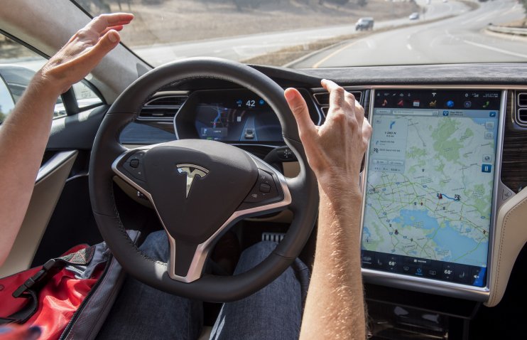 Tesla-ს ისევ უჩივიან: ავტოპილოტმა შუქნიშნის წითელი ნათება დააიგნორა