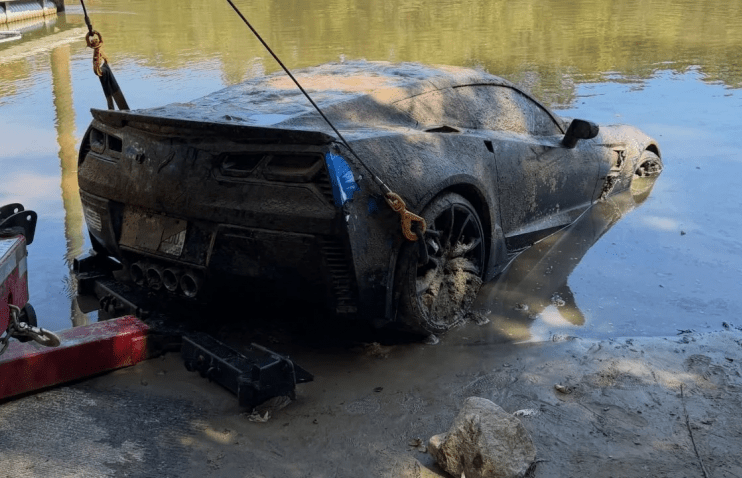როგორ გამოიყურება მოპარული Corvette-ი, რომელმაც წყალქვეშ 5 წელი გაატარა?