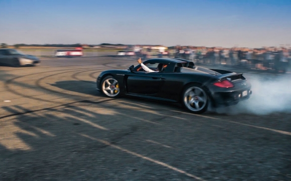 მილიონერების გასართობი: 800 000$-იანი Porsche Carrera GT