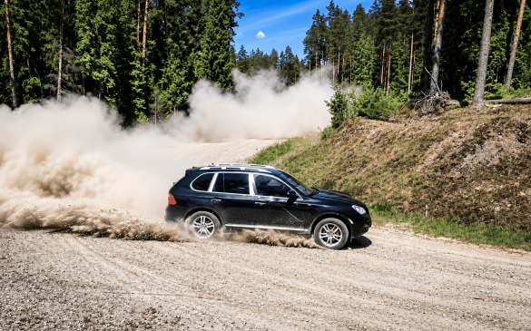 Porsche Cayenne Turbo-ს აგრესიულად მართვა