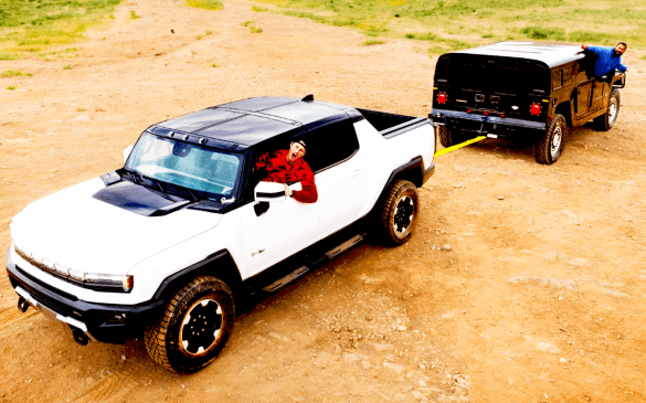 კლასიკური Hummer H1 ელექტრო Hummer EV-ის წინააღმდეგ 