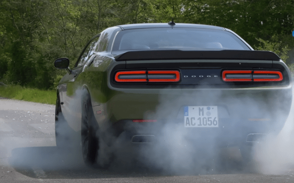როგორ დადის 5.7-ლიტრიანი Dodge Challenger RT?