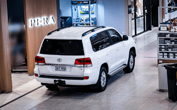 ქურდმა მოპარული Land Cruiser-ით გზა მოლის გავლით გაიკვლია
