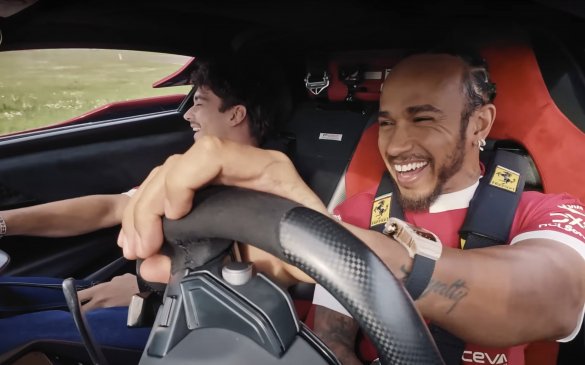 ლუის ჰამილტონი და შარლ ლეკლერი Ferrari F80-ის საჭესთან 