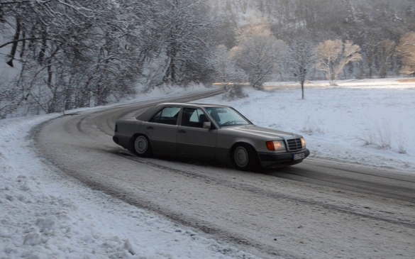 Mercedes W124 300d მოსახვევში დრიფტით შედის